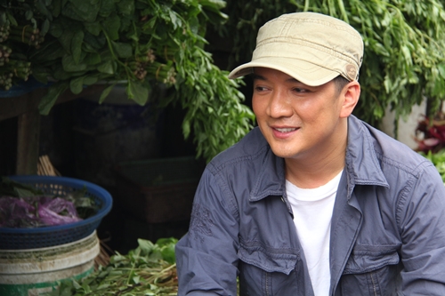 Đàm Vĩnh Hưng giản dị ngồi ăn vỉa hè