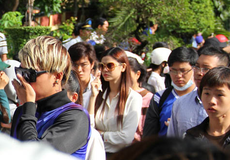 Hàng nghìn người khóc thương trước giờ hỏa táng Wanbi Tuấn Anh