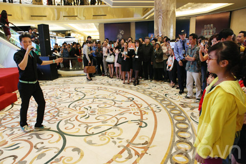 Đàm Vĩnh Hưng hát ủng hộ Hà Tăng