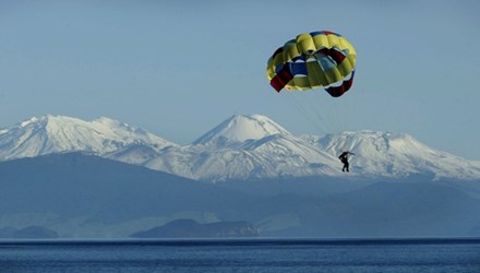 13 người thoát chết ngoạn mục khi máy bay đâm xuống hồ