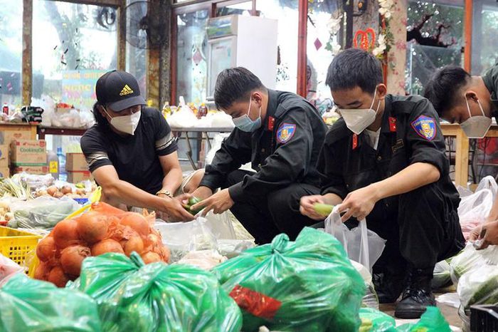 Người dân lo chỗ ăn ở cho cán bộ, chiến sĩ tham gia chống dịch
