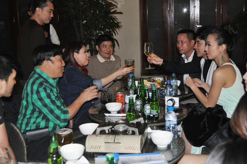 Đan Trường bị bắt gặp đưa bạn gái Việt kiều đi bar