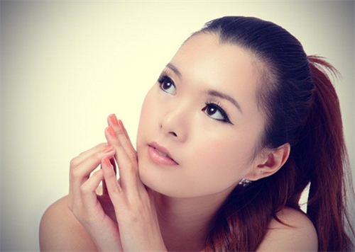 Đằng sau lớp son phấn của vợ