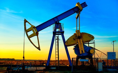 Giá dầu tăng vọt vì USD suy yếu