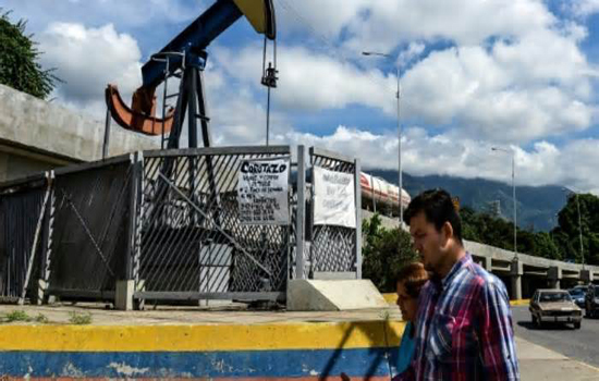 OPEC và Nga thống nhất gia hạn thỏa thuận cắt giảm sản lượng dầu