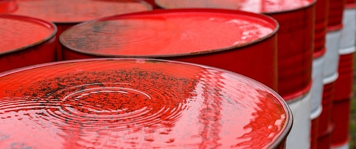 Giá dầu áp sát 75 USD khi Nga gia hạn cắt giảm sản lượng