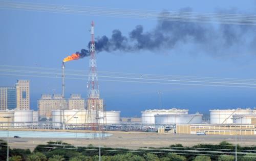 Giá dầu thô Mỹ xuyên thủng mốc 30 USD/thùng