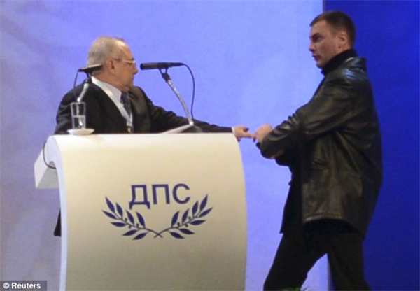 Xông tới dí súng vào đầu chính trị gia trên sóng trực tiếp