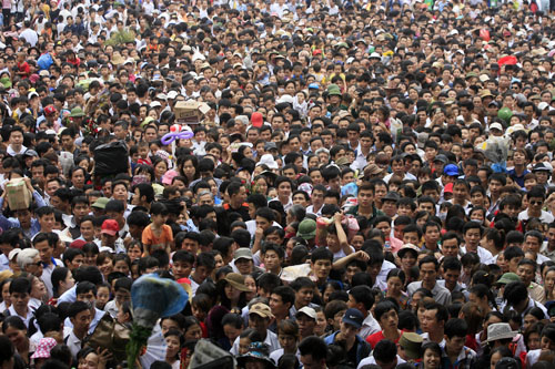 'Biển' người chen chúc trẩy hội đền Hùng