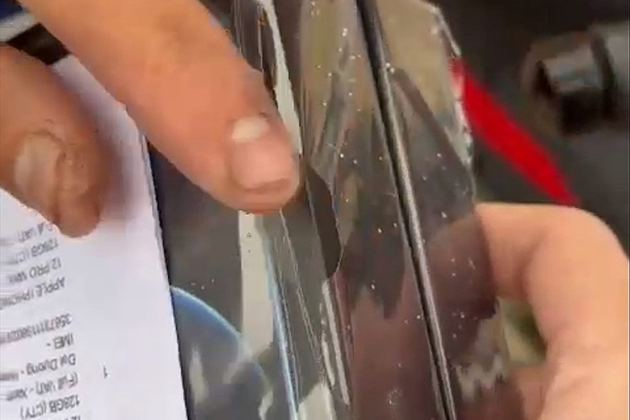 Video clip tố cáo vụ gian lận mua iPhone 12 nhận được hộp màu tô