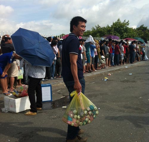 Những dịch vụ hốt bạc ăn theo trận đấu Việt Nam-Arsenal