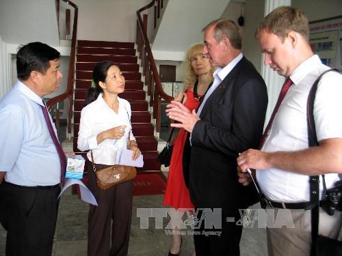 Nga giúp Việt Nam đào tạo chuyên gia vận hành nhà máy điện hạt nhân