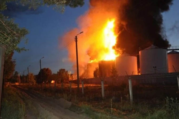 NÓNG: Nổ cực lớn làm rung chuyển Donbass - Ukraine tuyên bố sẵn sàng phát động chiến tranh toàn diện với Nga!
