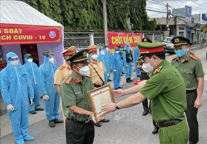 Trao bằng khen đột xuất của Thủ tướng Chính phủ tặng lực lượng đi đầu chống dịch