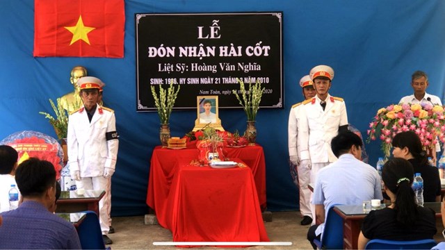 Nam Định: Mẹ già bật khóc đón con liệt sĩ 'trở về' từ Trường Sa