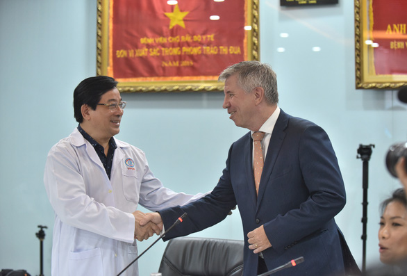 Tổng lãnh sự Anh đón phi công Anh xuất viện: 'Cảm ơn Việt Nam từ tận đáy lòng'