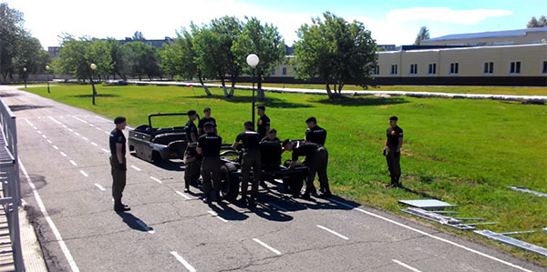 Học viên trường sĩ quan Nga tháo lắp một ô tô chỉ trong 4 phút