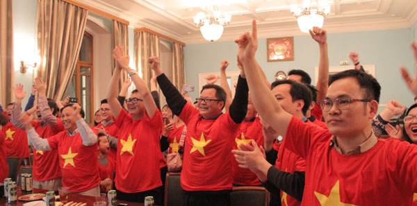 Cổ động viên Việt Nam tại Nga “chia lửa” với sân Mỹ Đình