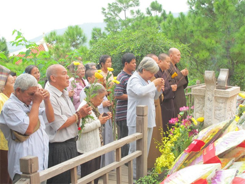 Người dân trang nghiêm viếng mộ Đại tướng ngày giỗ đầu