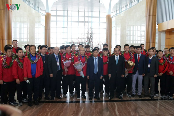 Trở về nước, ĐT Việt Nam hạnh phúc trong vòng tay người hâm mộ