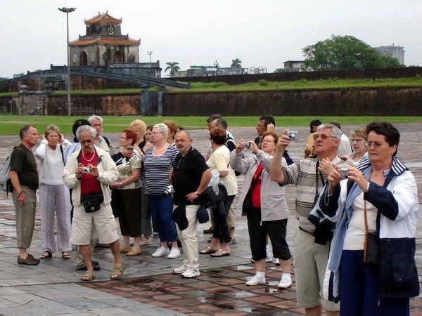 Đề xuất kéo dài thời gian miễn thị thực cho du khách Nga