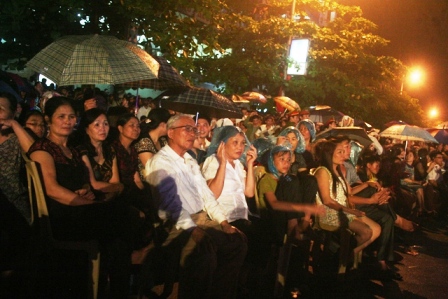 Thanh Hóa: Hàng vạn du khách đội mưa trong đêm khai trương du lịch Sầm Sơn 2013