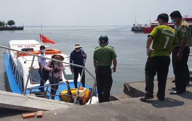 3 nam, nữ du khách gặp nạn khi rủ nhau bơi thuyền tự chế ở Hòn Tre