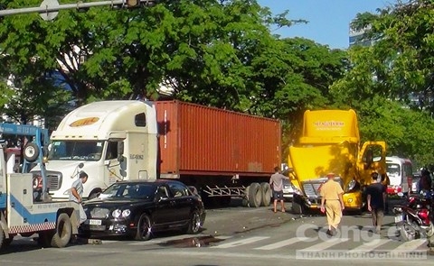 Dừng đèn đỏ, Bentley 13 tỷ bị container húc văng tại Sài Gòn