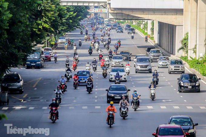 Đường phố đông đúc trong ngày đầu siết chặt giãn cách phòng, chống dịch theo 3 vùng
