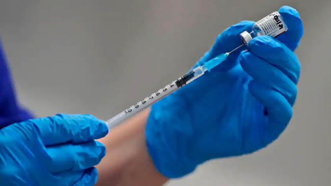 Y tá Mỹ dương tính với SARS-CoV-2 sau hơn một tuần tiêm vaccine Covid-19
