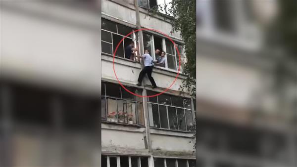Hồi hộp giải cứu bé năm tháng tuổi bị cha say xỉn dọa giết