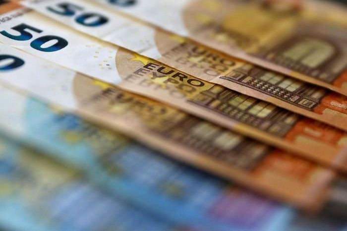 ECB tăng lãi suất dù ngành ngân hàng hỗn loạn