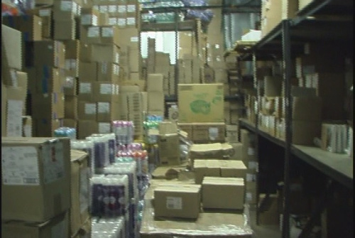 Moskva: Phát hiện 17 xe tải nước hoa giả ở chợ