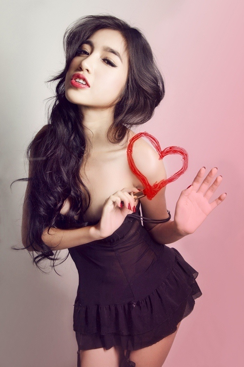 Elly Trần: 'Mẹ chửi, ba không nhìn mặt khi bước vào showbiz'