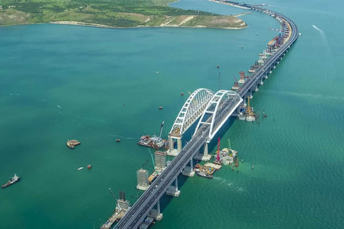 Ông Putin phê chuẩn sắc lệnh cho phép quân đội Nga chặn eo biển Kerch