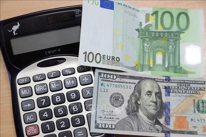 Lần đầu trong 20 năm, đồng USD mạnh hơn euro trên sàn giao dịch ở Nga