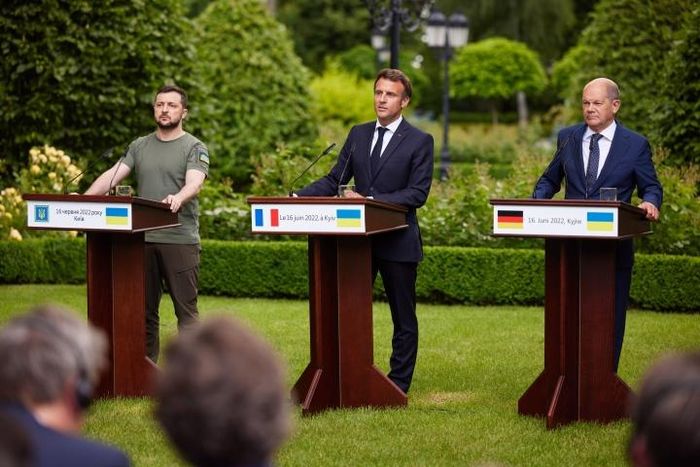 EU yêu cầu quan chức họp ở Ukraine đóng bộ công sở, không mặc áo màu lục quân