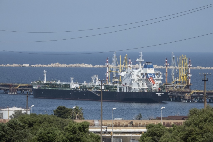 Politico: EU đồng ý áp đặt trần giá dầu Nga