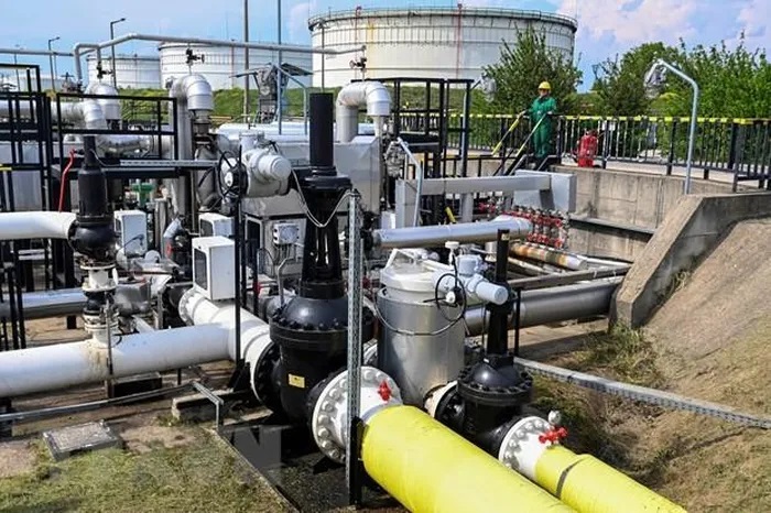 EU bàn cách giới hạn giá dầu Nga, những quốc gia nào lên tiếng phản đối?