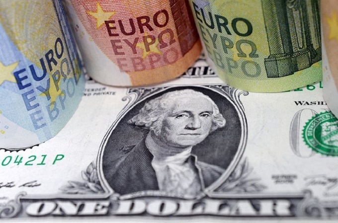 Giá euro rớt mạnh so với đồng USD