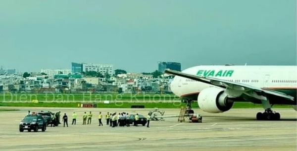 Máy bay va vào cột đèn ở Tân Sơn Nhất, phải quay về bến đỗ