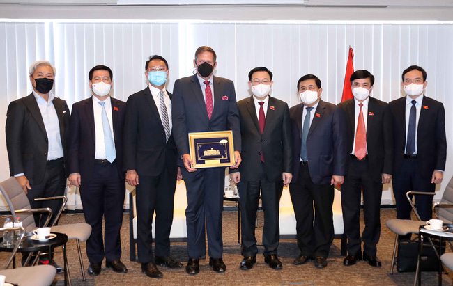 Chủ tịch Quốc hội: Việt Nam cam kết đồng hành, tạo điều kiện cho các nhà đầu tư quốc tế