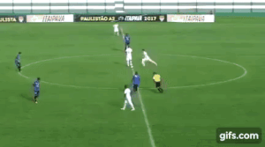 Cầu thủ ghi bàn một chạm từ giữa sân