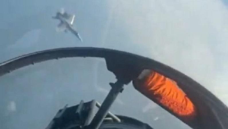Xuất hiện video tiêm kích Phần Lan thực hiện động tác nguy hiểm trước Su-30 của Nga