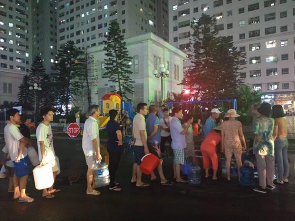 Người Hà Nội khổ sở xếp hàng xin nước sạch rồi lại vội vàng đổ đi?