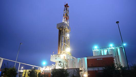 Giá dầu tuột khỏi mốc cao nhất của năm 2015