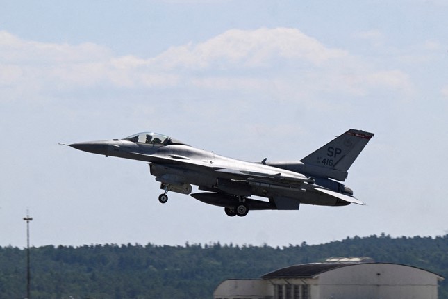 Nga tuyên bố sẽ bắn hạ máy bay F-16 trên bầu trời Ukraine