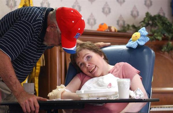 20 năm chìm trong hôn mê, đến khi tỉnh dậy, cô gái nói cho gia đình nghe một sự thật khiến y học kinh ngạc