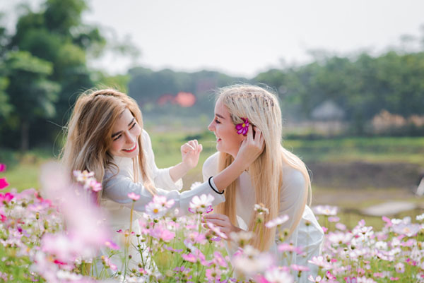 Dàn gái Tây đẹp ngất ngây giữa thung lũng hoa Hà Nội