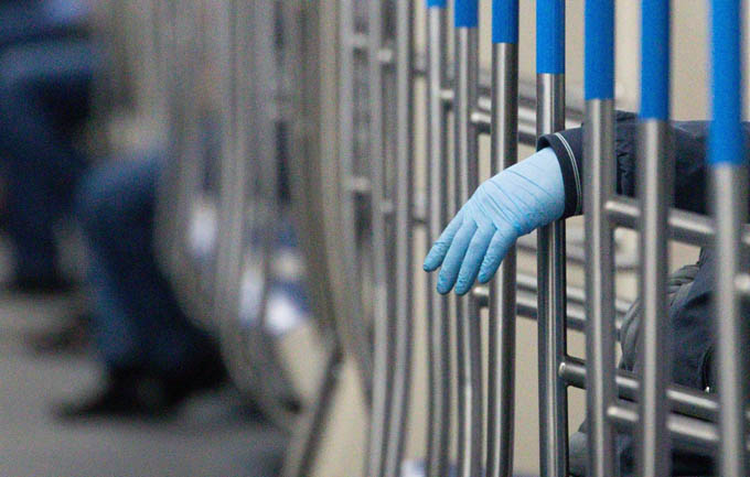 Nga đang điều tra việc cung cấp gần 10 triệu găng tay đã qua sử dụng